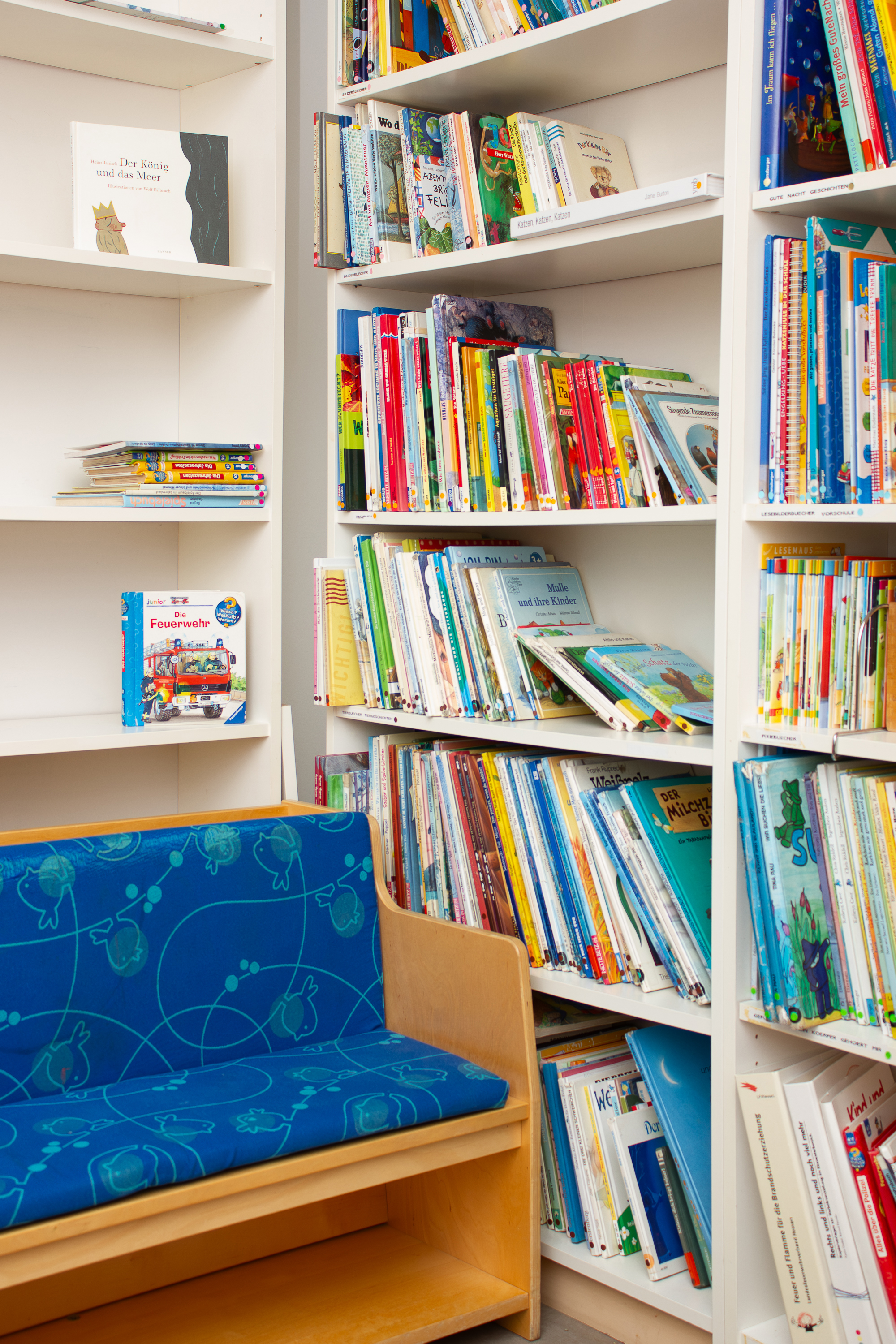Bücherregale mit Sitzecke für Kinder