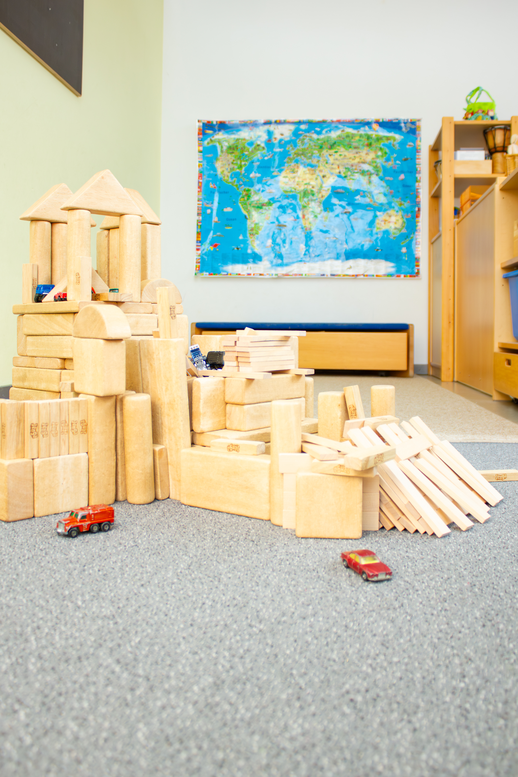 Bauecke mit einem gebauten Gebäude der Kinder.
