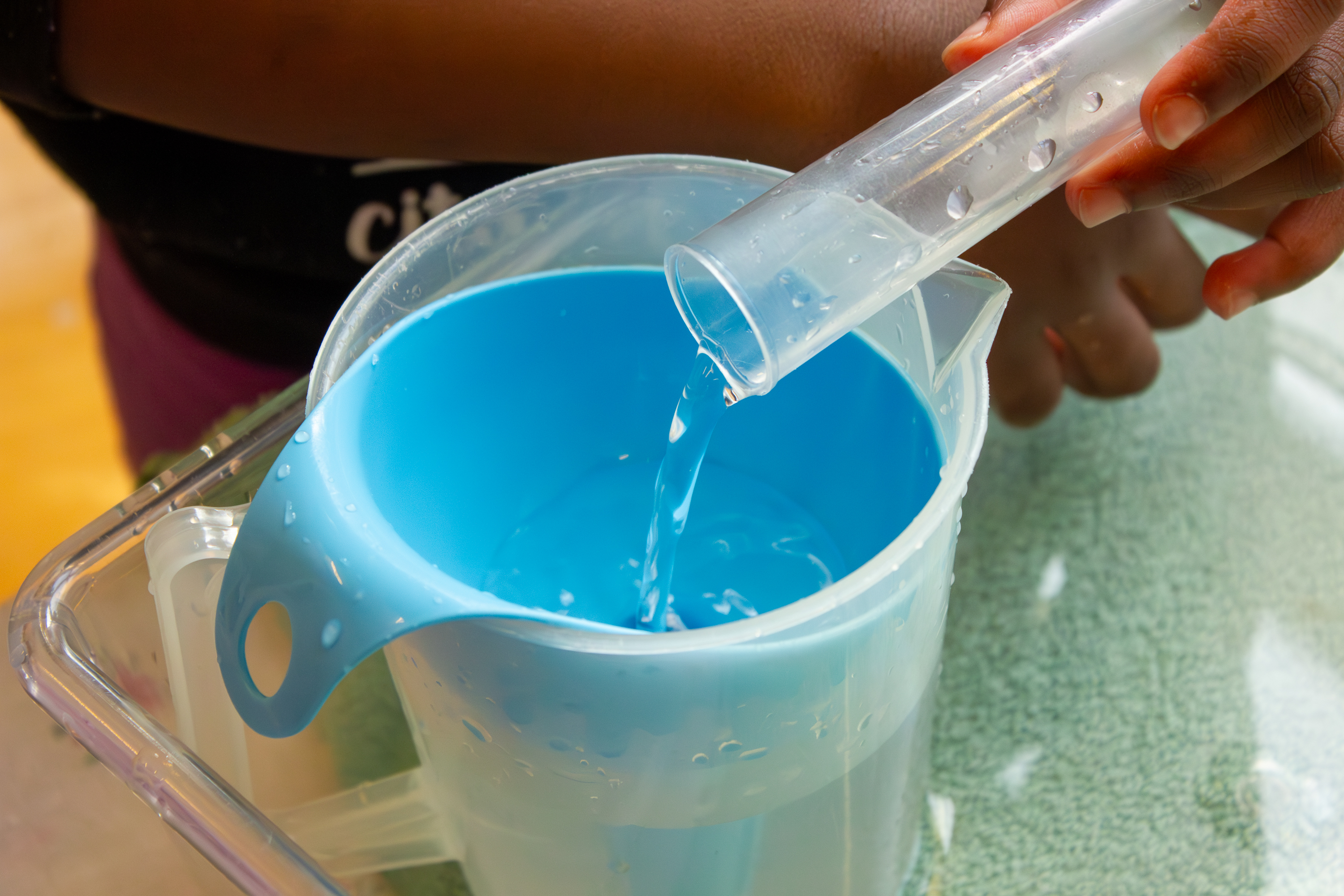 Ein Kind experimentiert mit Wasser